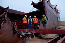 The deconstruction of cargo TK Bremen on the beach of Erdeven. [AT] © Philip Plisson / Plisson La Trinité / AA33033 - Photo Galleries - Cargo ship