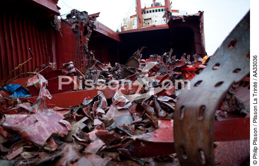 La déconstruction du cargo TK Bremen sur la plage d'Erdeven. - © Philip Plisson / Plisson La Trinité / AA33036 - Nos reportages photos - Paysage littoral