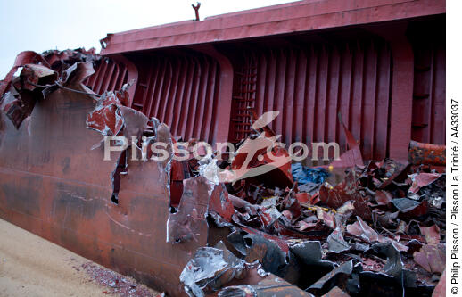La déconstruction du cargo TK Bremen sur la plage d'Erdeven. - © Philip Plisson / Plisson La Trinité / AA33037 - Nos reportages photos - Echouage