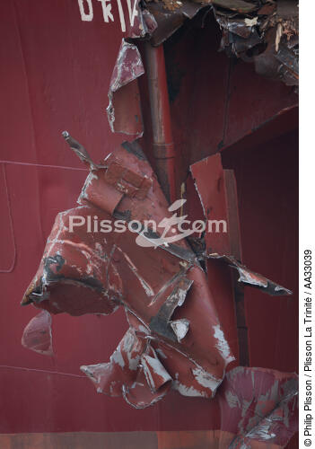 La déconstruction du cargo TK Bremen sur la plage d'Erdeven. - © Philip Plisson / Plisson La Trinité / AA33039 - Nos reportages photos - Ville [56]