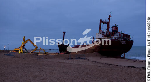 The deconstruction of cargo TK Bremen on the beach of Erdeven. [AT] - © Philip Plisson / Plisson La Trinité / AA33040 - Photo Galleries - Pollution