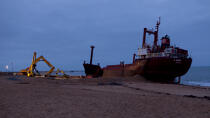 The deconstruction of cargo TK Bremen on the beach of Erdeven. [AT] © Philip Plisson / Plisson La Trinité / AA33040 - Photo Galleries - Cargo ship