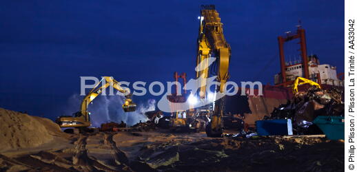 Déconstruction du cargo TK Bremen sur la plage d'Erdeven - © Philip Plisson / Plisson La Trinité / AA33042 - Nos reportages photos - Nuit