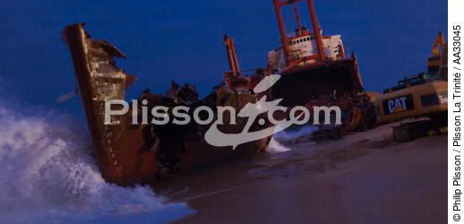 Déconstruction du cargo TK Bremen sur la plage d'Erdeven - © Philip Plisson / Plisson La Trinité / AA33045 - Nos reportages photos - Moment de la journée