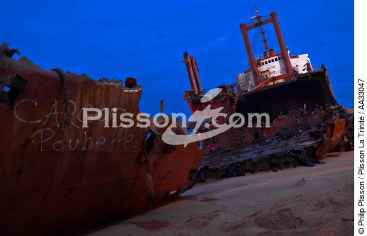 Déconstruction du cargo TK Bremen sur la plage d'Erdeven - © Philip Plisson / Plisson La Trinité / AA33047 - Nos reportages photos - Nuit
