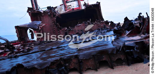 Déconstruction du cargo TK Bremen sur la plage d'Erdeven - © Philip Plisson / Plisson La Trinité / AA33048 - Nos reportages photos - Erdeven