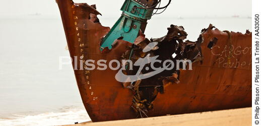 Déconstruction du cargo TK Bremen sur la plage d'Erdeven - © Philip Plisson / Plisson La Trinité / AA33050 - Nos reportages photos - Echouage