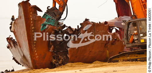 Déconstruction du cargo TK Bremen sur la plage d'Erdeven - © Philip Plisson / Plisson La Trinité / AA33051 - Nos reportages photos - Paysage littoral
