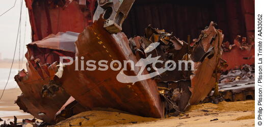 Déconstruction du cargo TK Bremen sur la plage d'Erdeven - © Philip Plisson / Plisson La Trinité / AA33052 - Nos reportages photos - Ville [56]