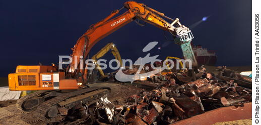 Déconstruction du cargo TK Bremen sur la plage d'Erdeven - © Philip Plisson / Plisson La Trinité / AA33056 - Nos reportages photos - Nuit