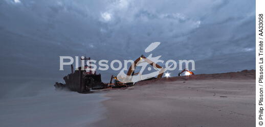 Deconstruction of cargo TK Bremen on the beach of Erdeven [AT] - © Philip Plisson / Plisson La Trinité / AA33058 - Photo Galleries - Town [56]