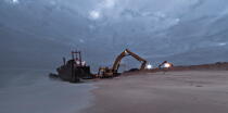 Déconstruction du cargo TK Bremen sur la plage d'Erdeven © Philip Plisson / Plisson La Trinité / AA33058 - Nos reportages photos - Echouage