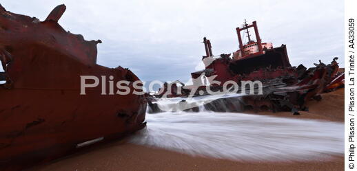 Déconstruction du cargo TK Bremen sur la plage d'Erdeven - © Philip Plisson / Plisson La Trinité / AA33059 - Nos reportages photos - Cargo