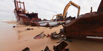 Déconstruction du cargo TK Bremen sur la plage d'Erdeven © Philip Plisson / Plisson La Trinité / AA33062 - Nos reportages photos - Cargo