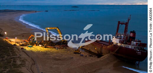 Déconstruction du cargo TK Bremen sur la plage d'Erdeven - © Philip Plisson / Plisson La Trinité / AA33064 - Nos reportages photos - Transport maritime