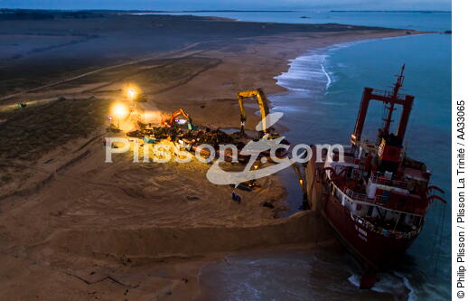 Déconstruction du cargo TK Bremen sur la plage d'Erdeven - © Philip Plisson / Plisson La Trinité / AA33065 - Nos reportages photos - Ville [56]