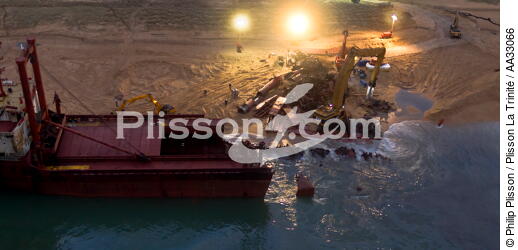 Déconstruction du cargo TK Bremen sur la plage d'Erdeven - © Philip Plisson / Plisson La Trinité / AA33066 - Nos reportages photos - Pollution
