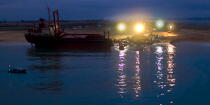 Déconstruction du cargo TK Bremen sur la plage d'Erdeven © Philip Plisson / Plisson La Trinité / AA33068 - Nos reportages photos - Nuit