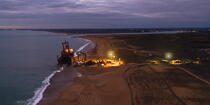 Déconstruction du cargo TK Bremen sur la plage d'Erdeven © Philip Plisson / Plisson La Trinité / AA33070 - Nos reportages photos - Nuit