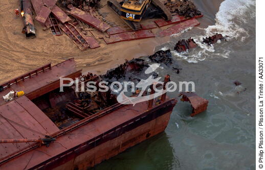 Déconstruction du cargo TK Bremen sur la plage d'Erdeven - © Philip Plisson / Plisson La Trinité / AA33071 - Nos reportages photos - Pollution
