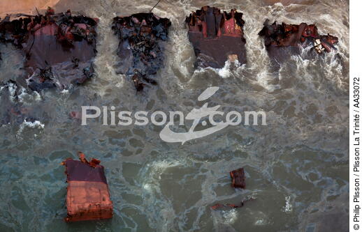 Déconstruction du cargo TK Bremen sur la plage d'Erdeven - © Philip Plisson / Plisson La Trinité / AA33072 - Nos reportages photos - Transport maritime