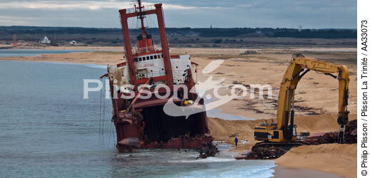 Déconstruction du cargo TK Bremen sur la plage d'Erdeven - © Philip Plisson / Plisson La Trinité / AA33073 - Nos reportages photos - Cargo