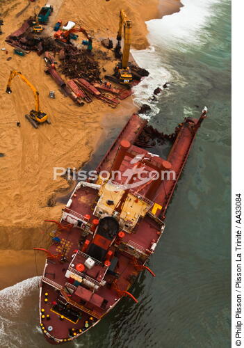 Déconstruction du cargo TK Bremen sur la plage d'Erdeven - © Philip Plisson / Plisson La Trinité / AA33084 - Nos reportages photos - Echouage