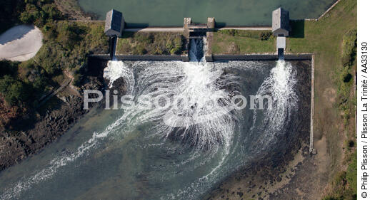 Ecluses de l'etang du Roc'h Du - © Philip Plisson / Plisson La Trinité / AA33130 - Nos reportages photos - Hydrologie