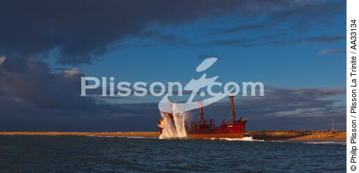 The wreck of TK Bremen, the open sea [AT] - © Philip Plisson / Plisson La Trinité / AA33134 - Photo Galleries - Pollution