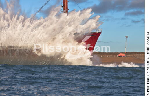 L'épave du TK Bremen, pleine mer. - © Philip Plisson / Plisson La Trinité / AA33143 - Nos reportages photos - Cargo