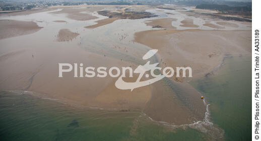 Big low tide on le Men Du beach - © Philip Plisson / Plisson La Trinité / AA33189 - Photo Galleries - Men Du