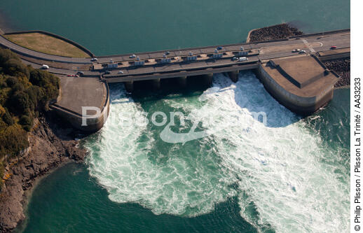 Le Barrage de la Rance - © Philip Plisson / Plisson La Trinité / AA33233 - Nos reportages photos - Hydrologie