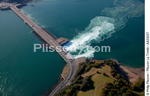 Le Barrage de la Rance - © Philip Plisson / Plisson La Trinité / AA33237 - Nos reportages photos - Marée