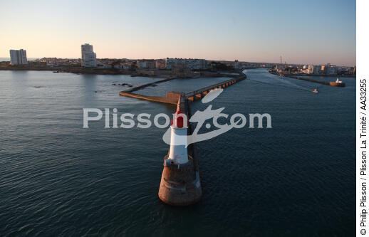 The Sables d'Olonne port - © Philip Plisson / Plisson La Trinité / AA33255 - Photo Galleries - High tide