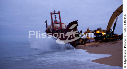 Déconstruction du cargo TK Bremen sur la plage d'Erdeven - © Philip Plisson / Plisson La Trinité / AA33256 - Nos reportages photos - Erdeven