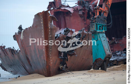 Déconstruction du cargo TK Bremen sur la plage d'Erdeven - © Philip Plisson / Plisson La Trinité / AA33258 - Nos reportages photos - Transport maritime