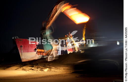 Déconstruction du cargo TK Bremen sur la plage d'Erdeven - © Philip Plisson / Plisson La Trinité / AA33265 - Nos reportages photos - Cargo