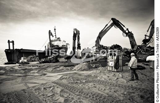 Déconstruction du cargo TK Bremen à Erdeven - © Guillaume Plisson / Plisson La Trinité / AA33289 - Nos reportages photos - Cargo