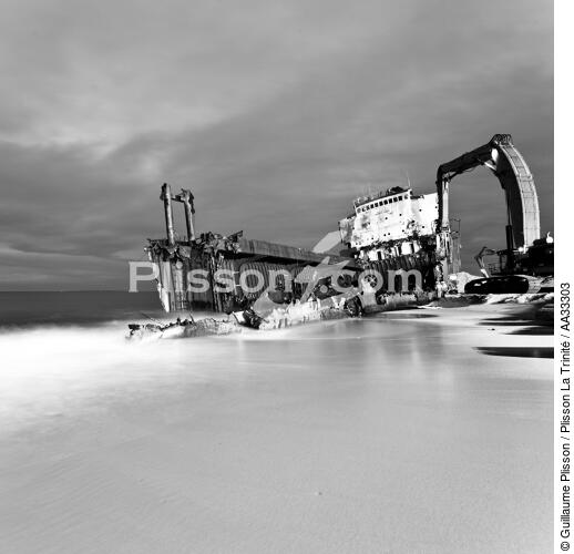 Déconstruction du cargo TK Bremen à Erdeven - © Guillaume Plisson / Plisson La Trinité / AA33303 - Nos reportages photos - Noir et blanc