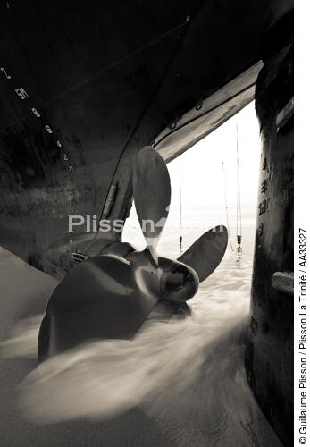Déconstruction du cargo TK Bremen à Erdeven - © Guillaume Plisson / Plisson La Trinité / AA33327 - Nos reportages photos - L'esthétique du Chaos par Guillaume Plisson