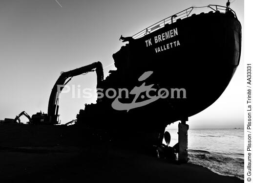 Déconstruction du cargo TK Bremen à Erdeven - © Guillaume Plisson / Plisson La Trinité / AA33331 - Nos reportages photos - Morbihan