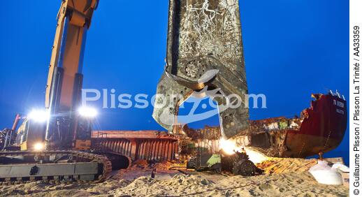 Déconstruction du cargo TK Bremen à Erdeven - © Guillaume Plisson / Plisson La Trinité / AA33359 - Nos reportages photos - Morbihan