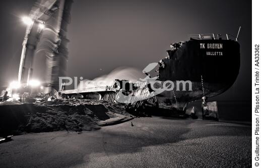 Déconstruction du cargo TK Bremen à Erdeven - © Guillaume Plisson / Plisson La Trinité / AA33362 - Nos reportages photos - L'esthétique du Chaos par Guillaume Plisson