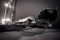 Déconstruction du cargo TK Bremen à Erdeven © Guillaume Plisson / Plisson La Trinité / AA33362 - Nos reportages photos - L'esthétique du Chaos par Guillaume Plisson