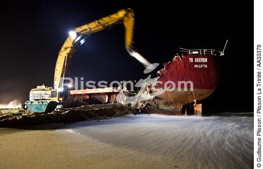 Déconstruction du cargo TK Bremen à Erdeven - © Guillaume Plisson / Plisson La Trinité / AA33379 - Nos reportages photos - Transport maritime