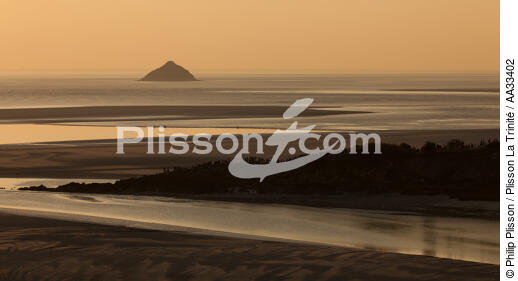 Mont-Saint-Michel bay tidal bore - © Philip Plisson / Plisson La Trinité / AA33402 - Photo Galleries - Wave