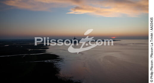 Mont-Saint-Michel - © Philip Plisson / Plisson La Trinité / AA33435 - Photo Galleries - Backlit