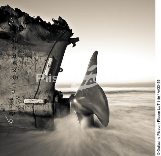 Fin du chantier de déconstruction du cargo TK Bremen sur la plage d'Erdeven - © Guillaume Plisson / Plisson La Trinité / AA33459 - Nos reportages photos - Format carré