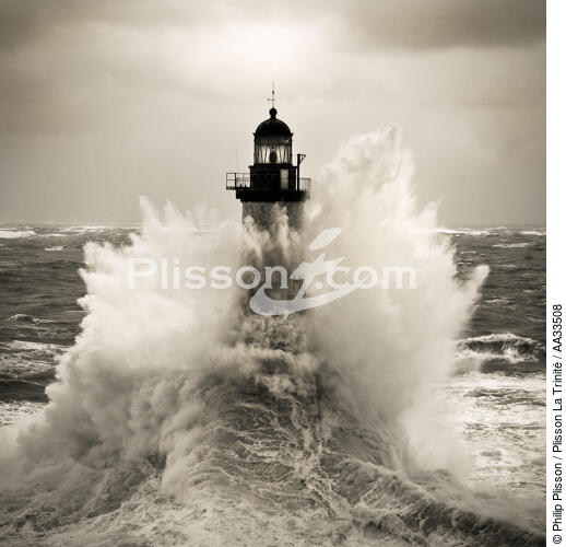 Ar Men lighthouse - © Philip Plisson / Plisson La Trinité / AA33508 - Photo Galleries - Winters storms on Brittany coasts