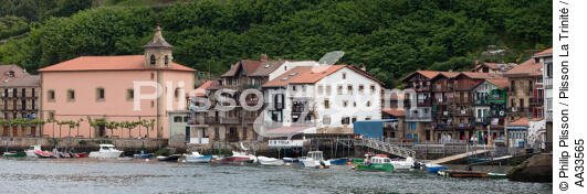 Pasajes chanel - © Philip Plisson / Plisson La Trinité / AA33565 - Photo Galleries - Town [Basque Country]